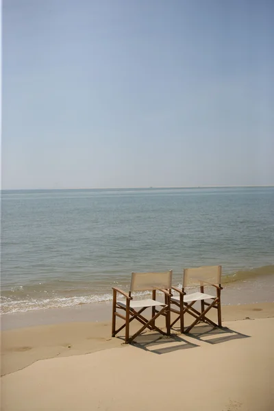 Duas cadeiras vazias em uma praia — Fotografia de Stock