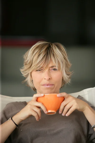 Koltukta çay içme kadın — Stok fotoğraf