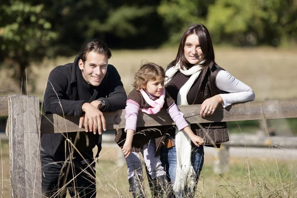 Familjen strosa på landsbygden — Stockfoto