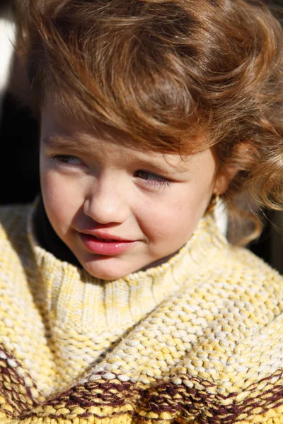 Bambina che indossa maglione a maglia — Foto Stock