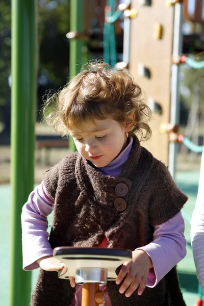 Giovane ragazza che gioca in un parco giochi — Foto Stock