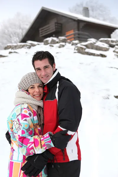 Retrato de jovem casal na estância de esqui — Fotografia de Stock