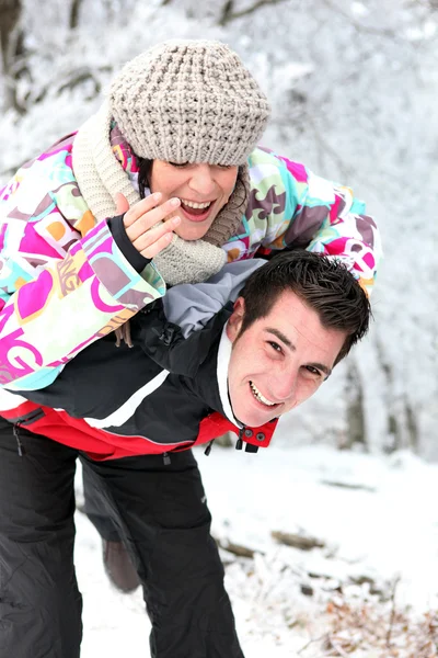 雪の中で遊ぶカップルは — ストック写真