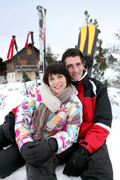Couple on a skiing holiday — Stock Photo, Image