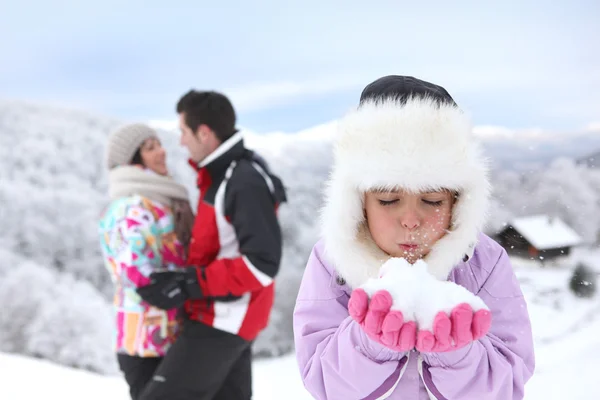 Glückliches Paar mit Tochter im Skigebiet — Stockfoto