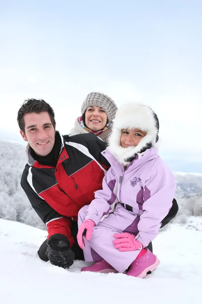 Familia en estación de esquí —  Fotos de Stock