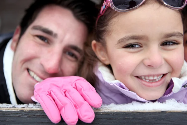 Apa és lánya a hóban — Stock Fotó