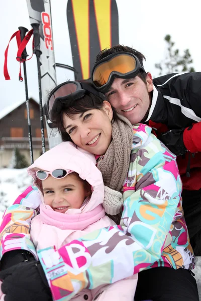 Junge Familie im Skiurlaub — Stockfoto