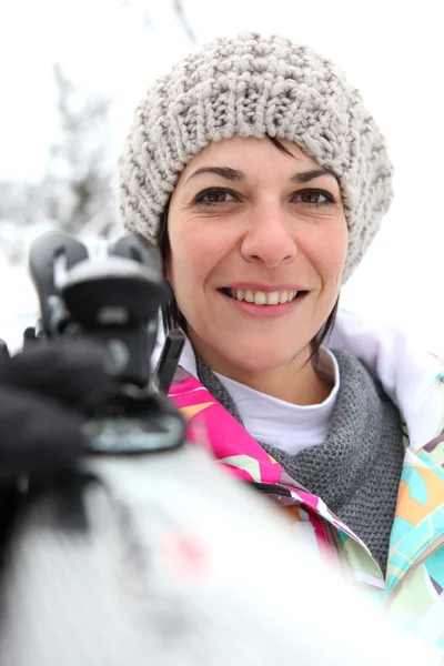 Porträtt av kvinna i snön — Stockfoto