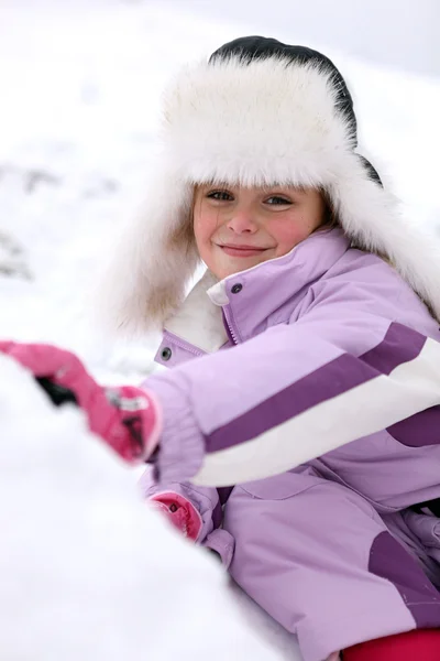 Πορτρέτο του κοριτσάκι στο χιονοδρομικό κέντρο — Φωτογραφία Αρχείου