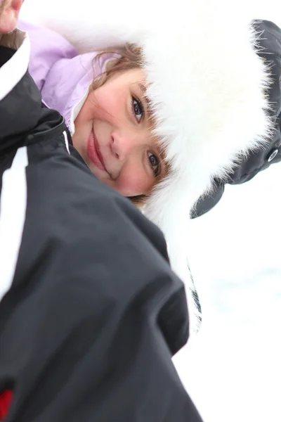 Man die dochter piggy-back geeft door de sneeuw — Stockfoto