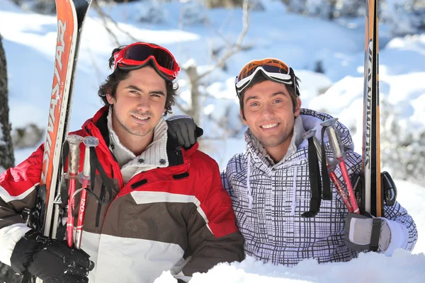 Amigos na estação de esqui — Fotografia de Stock
