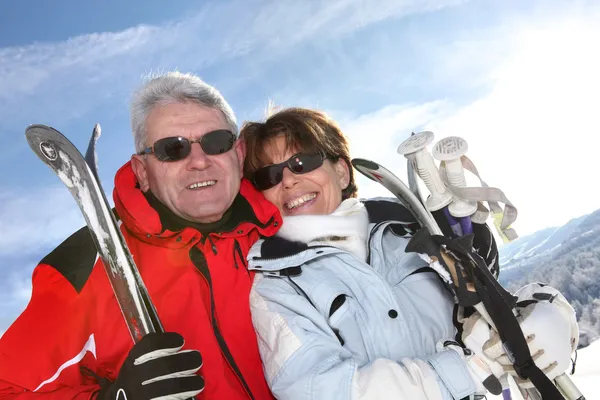 Para dojrzałych narciarskich — Zdjęcie stockowe