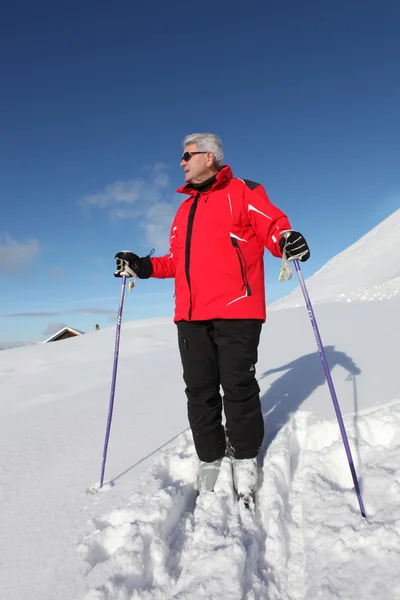 Älterer Mann beim Skifahren — Stockfoto