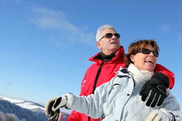 Starší pár, lyžování — Stock fotografie