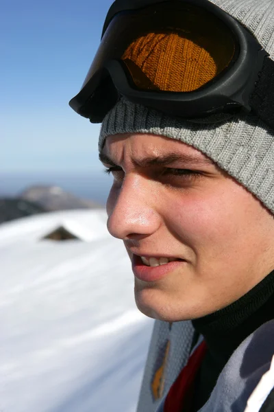 Skifahrer in den Bergen — Stockfoto