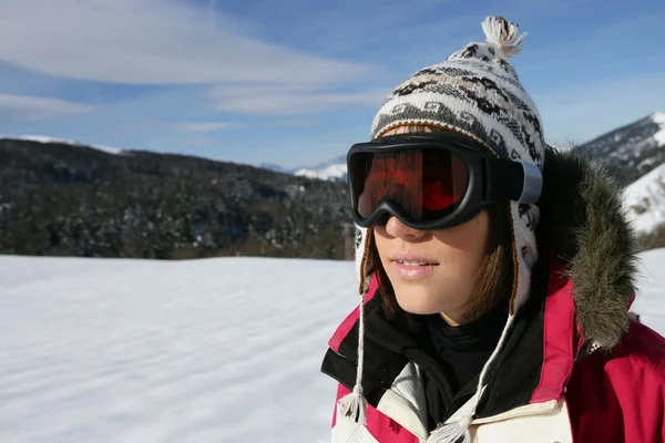 Een jonge skiër dragen een paar bril op een zonnige dag — Stockfoto