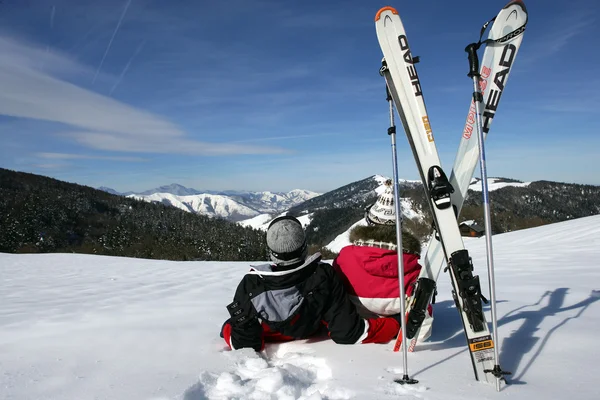 Due sciatori seduti nella neve con le spalle alla macchina fotografica — Foto Stock