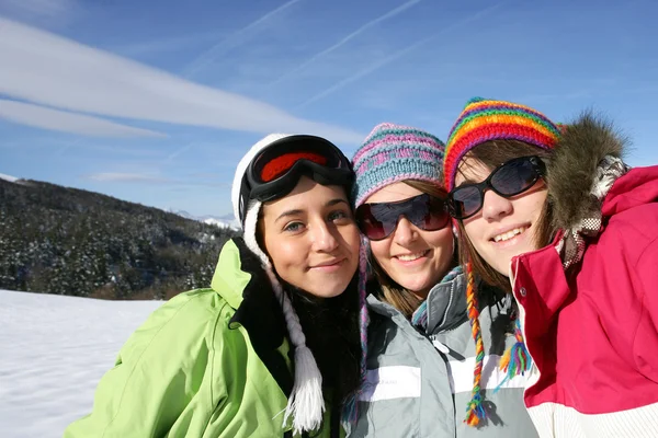 Троє друзів на снігу — стокове фото