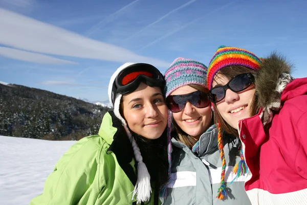 Três amigos na neve — Fotografia de Stock