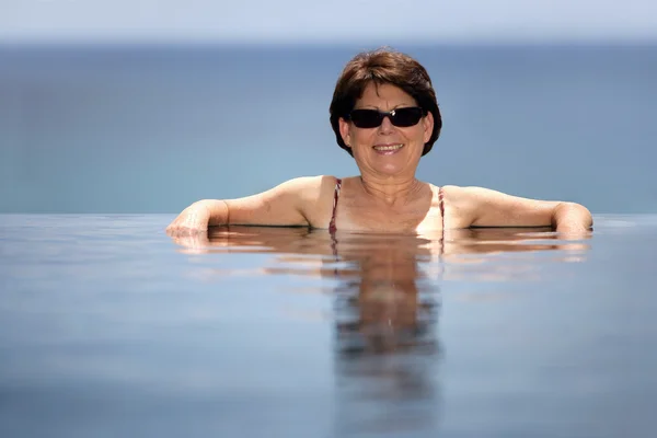 Μέσης ηλικίας γυναίκα σε μια πισίνα — Φωτογραφία Αρχείου
