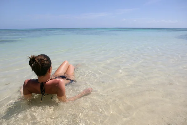 Kadın sığ deniz suyu içinde döşeme — Stok fotoğraf