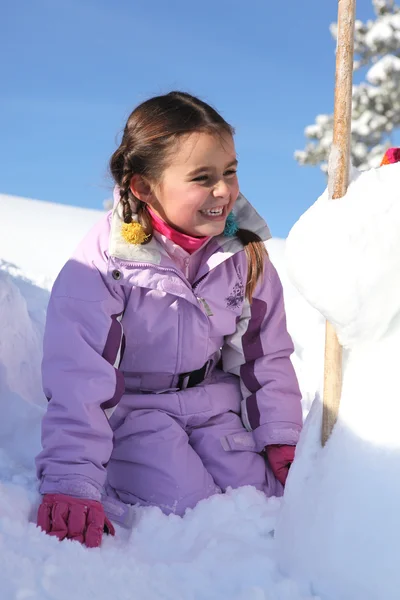 Petite fille dans la neige — Photo