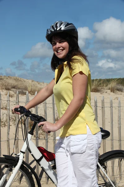 Donna che fa un giro in bicicletta in spiaggia — Foto Stock