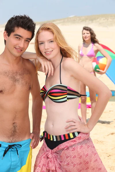 Teenage paar op het strand — Stockfoto
