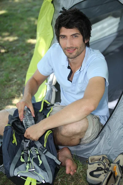 Uomo seduto all'ingresso della tenda — Foto Stock