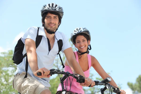 Par på cykelhjälm — Stockfoto