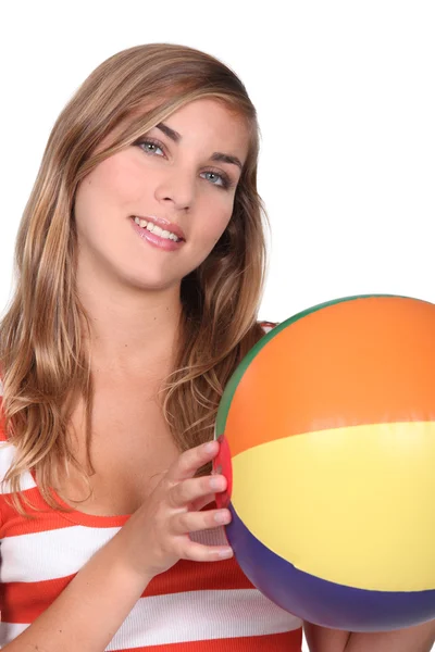 Mulher segurando bola de praia inflável — Fotografia de Stock