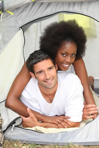 Paar im Zelt — Stockfoto