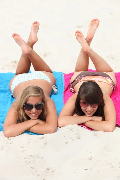 Paar Mädchen am Strand — Stockfoto