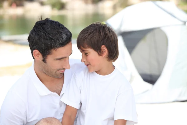 Família e filho acampando juntos — Fotografia de Stock