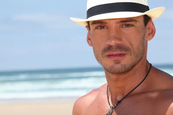 Man met hoed op het strand — Stockfoto