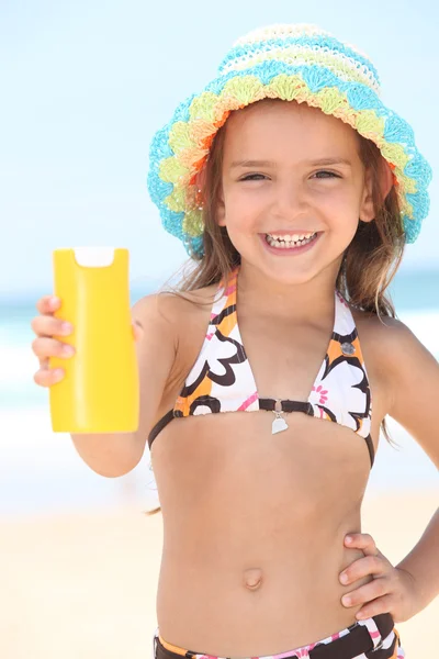 Μικρό κορίτσι στην παραλία με κρέμα — Φωτογραφία Αρχείου