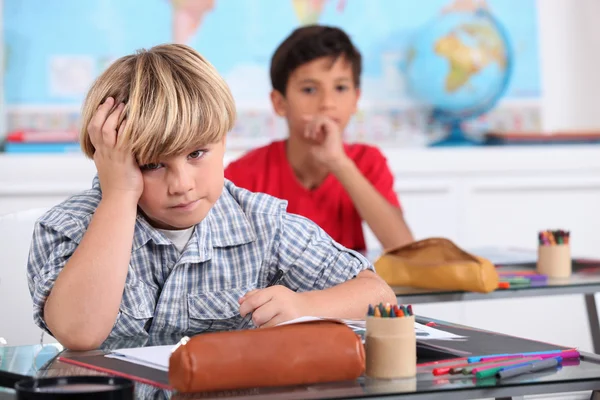 Kind in der Schule gelangweilt — Stockfoto