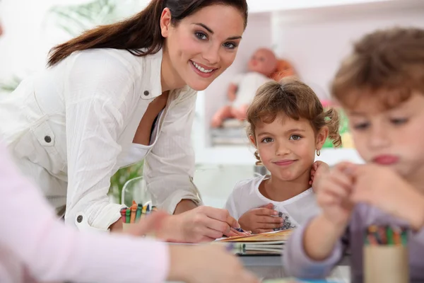 Niños pequeños en el aula — Foto de Stock