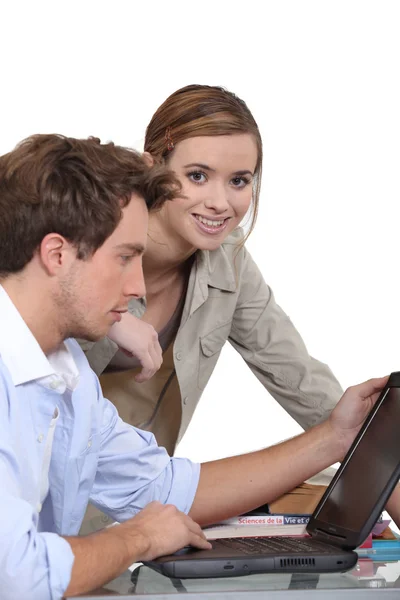 Casal usando um laptop — Fotografia de Stock
