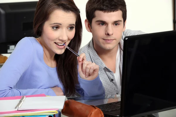 Studenten die werken op een laptop — Stockfoto