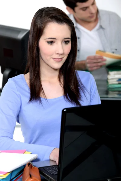 Studenten im Computerkurs der Universität — Stockfoto