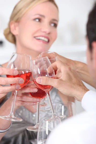 Brindisi con bicchieri di vino — Foto Stock