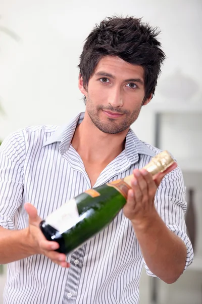 Uomo con bottiglia di champagne — Foto Stock