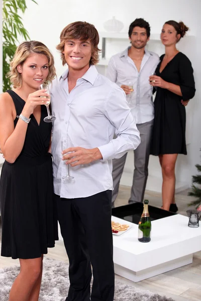 Paare feiern eine Party — Stockfoto