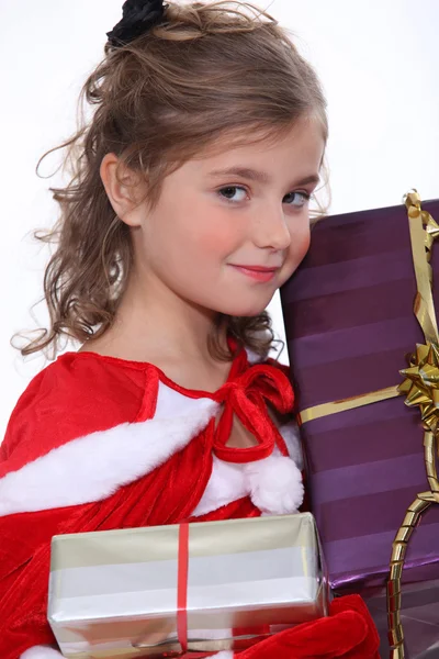 Menina bonita segurando seus presentes de Natal — Fotografia de Stock