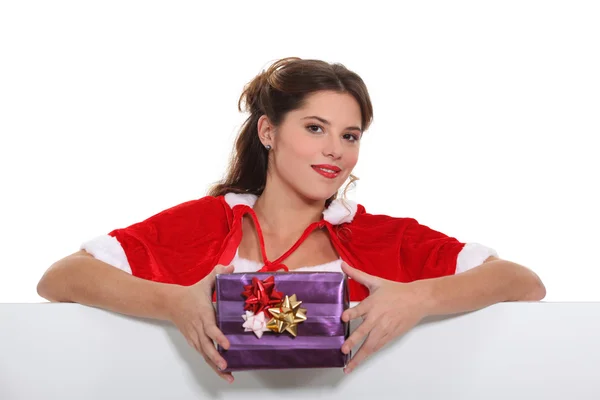 Frau mit Weihnachtsmantel — Stockfoto
