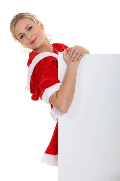 Loira vestida com roupa de Papai Noel ficou com quadro de mensagens — Fotografia de Stock