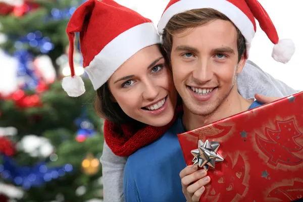 Par med en julklapp — Stockfoto