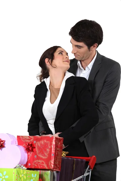 Pareja comprando muchos regalos — Foto de Stock